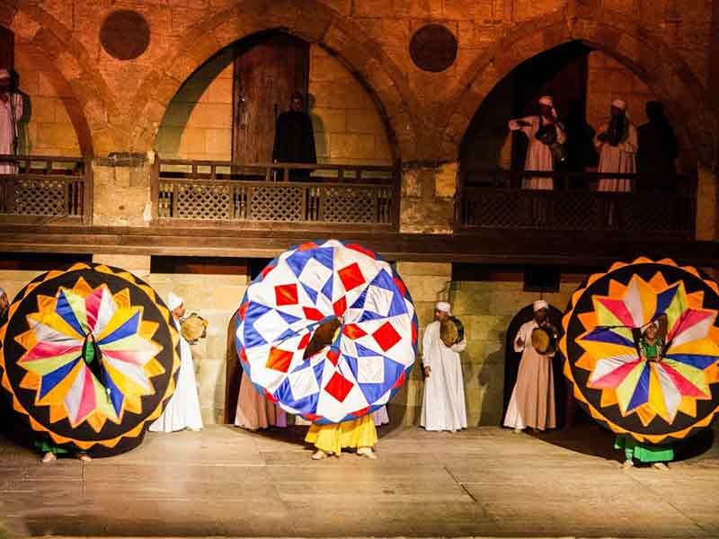 Spectacle de Tanoura, danse folklorique égyptienne