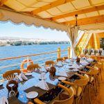 Dahabyia sur le Lac Nasser: Un voilier naviguant d'Assouan à Abou Simbel avec des personnes à bord