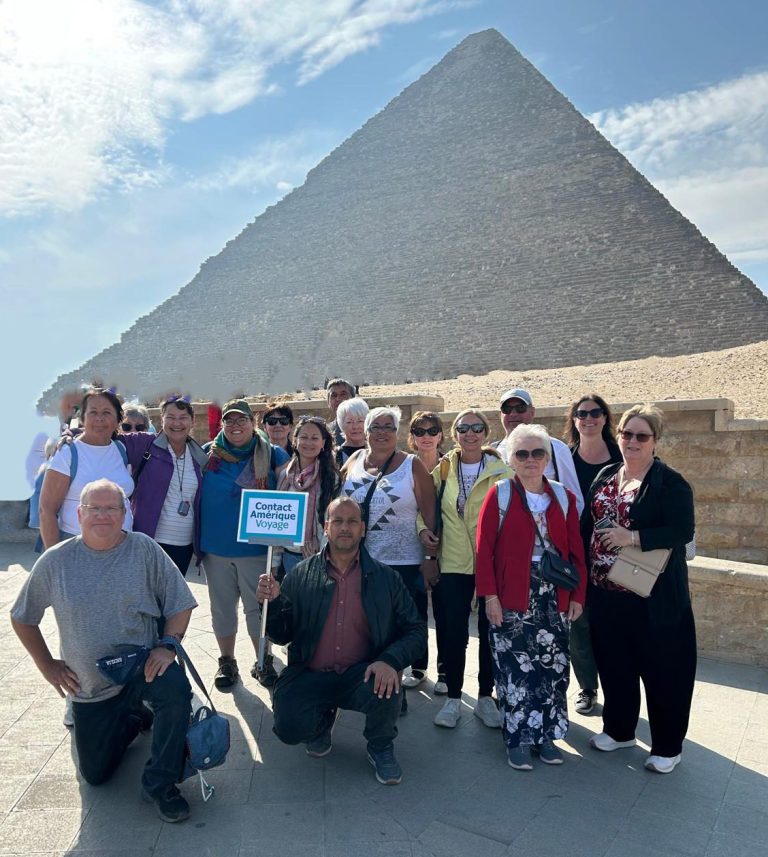 Un représentant de notre équipe et un client posant fièrement ensemble devant les Pyramides de Gizeh, avec des éléments de marque subtils des deux entreprises visibles, symbolisant un partenariat white-label ou de co-branding réussi