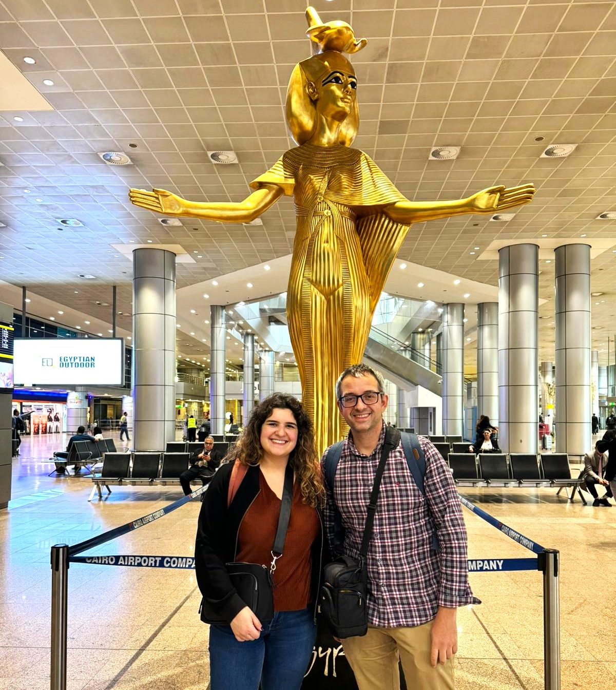 Voyageurs arrivant au Caire pour commencer un itinéraire personnalisé en Égypte