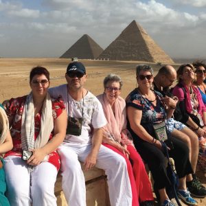 beaucoups de gens (femmes et hommes) dans l'image dans les pyrmides , derrière deux deux pyramides de Gizeh