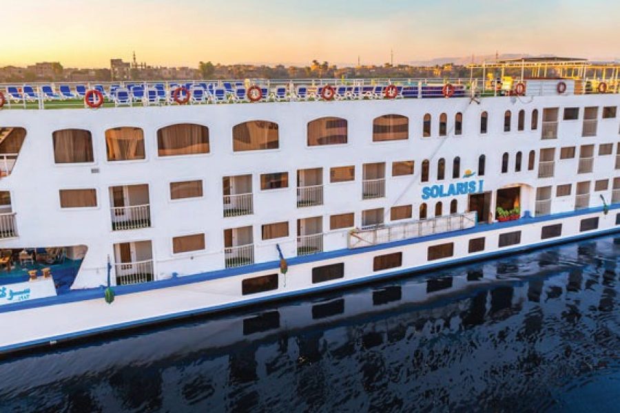 Un grand bateau de croisière sur le Nil blanc et bleu, nommé 