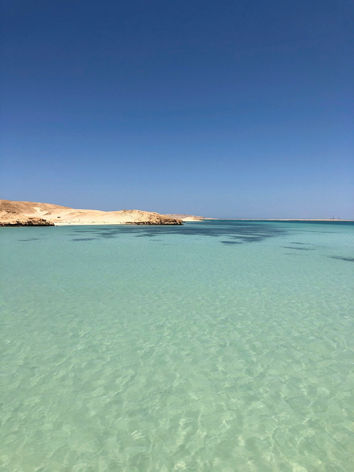 Best Beaches in Egypt: Top Red Sea and Mediterranean Escapes Eau turquoise peu profonde sur une plage d’Hurghada